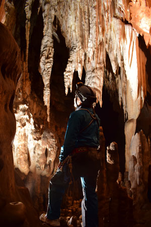 Découvrez en sécurité, Grotte, Gouffre et Caverne du Lot avec Quercy aventure, spécialiste lotois de la spéléo et spéléologie A Figeac - igue de cloupman