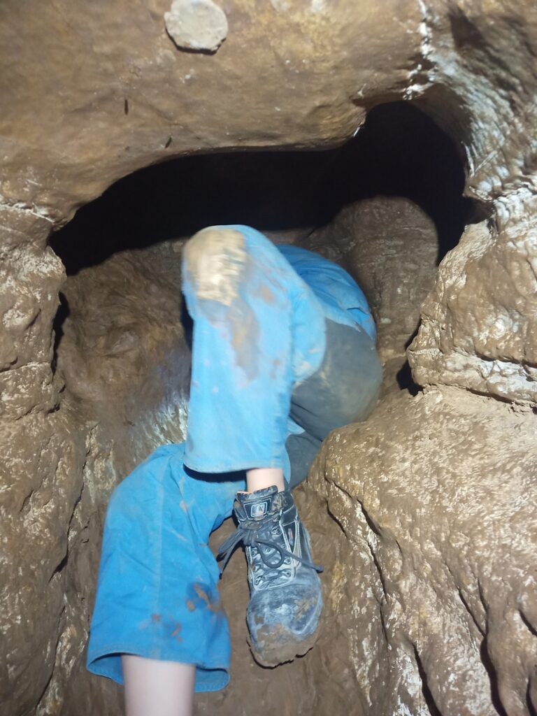 Spéléologie féminine dans le Lot