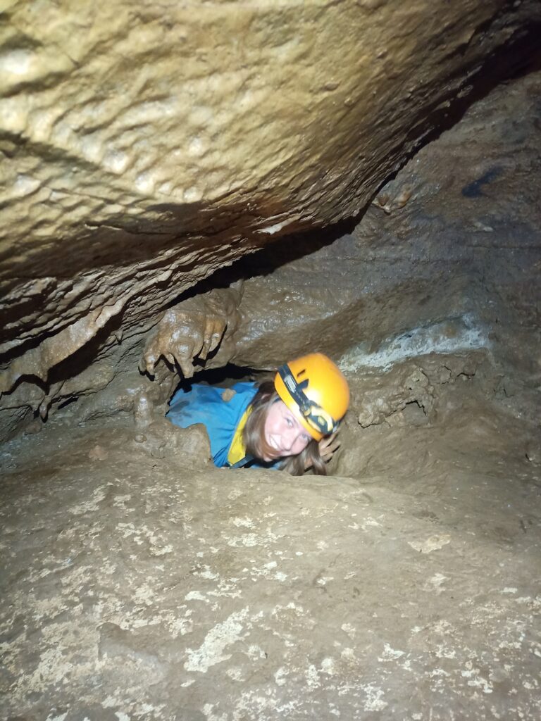 Spéléologie féminine dans le Lot