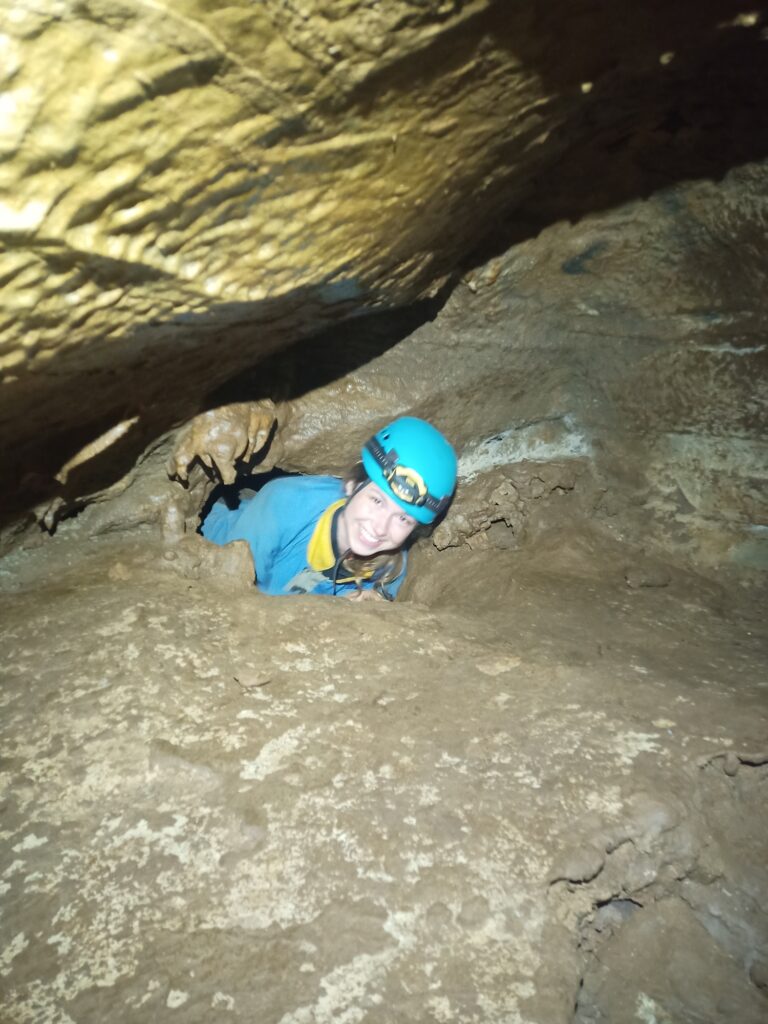 Spéléologie féminine dans le Lot